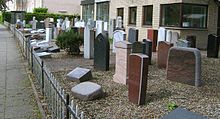 Durch den nahen Friedhof finden sich hier eine Reihe von Steinmetzbetrieben