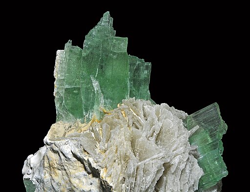 Hiddénite, cleavelandite, quartz 2