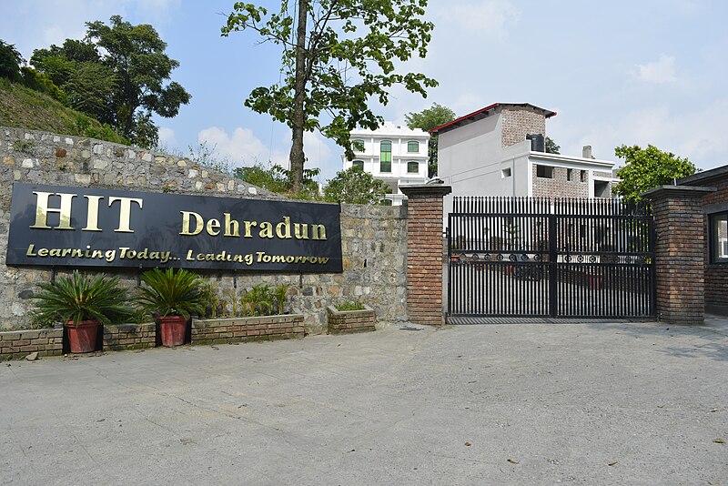 File:Himalayan Institute of Technology Campus Entry Gate.jpg