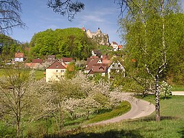 La parte del municipio de Hohenstein en la iglesia de Sittenbach con el castillo del mismo nombre al fondo