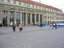 Verwaltungsgebäude mit Busstation