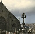 Locronan : le cimetière et le calvaire devant l'église Saint-Ronan