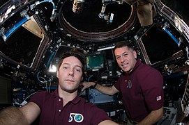 Thomas Pesquet et son commandant américain Shane Kimbrough dans la coupole de la Station spatiale internationale (ISS). Ils ont piloté le bras robotique Canadarm 2 de la station afin de saisir le cargo japonais HTV-6.