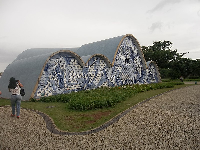 File:Igreja de São Francisco de Assis - Arquitetura de Oscar Niemeyer em BH - panoramio (2).jpg