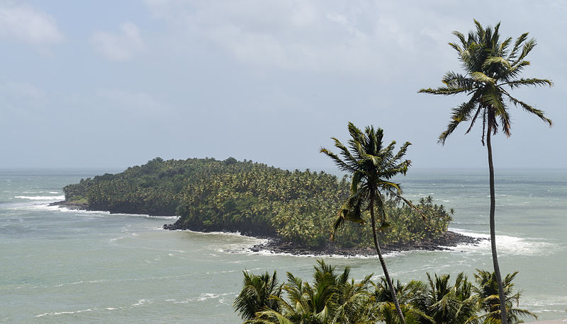 File:Ile du Diable depuis île Royale.jpg