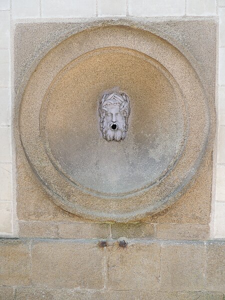 File:Impasse Saint-Laurent (Nantes) - Ancienne fontaine.jpg