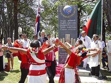 2006年2月19日，人們圍繞在雪梨阿什菲爾德公園國際母語日紀念碑