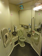 キハ85 1100番台の改造された車椅子対応の洋式トイレ。