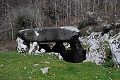 Jentilarri: een type dolmen uit Baskenland. De bouw hiervan wordt toegeschreven aan reuzen; de Jentil