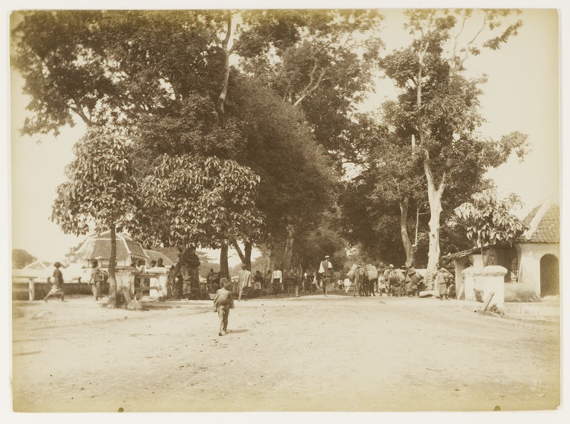 File:KITLV 29219 - Kassian Céphas - Streetscape, presumably at Yogyakarta - 1895.tif