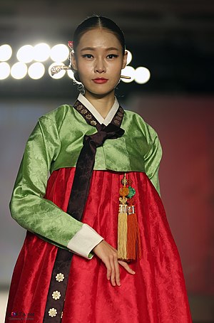 Modern mettubok in a fashion show