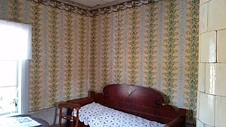 Une chambre aux murs décorés par Wallström.