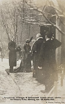 Kongeparret motages af Stiftsprovst Gustav Jensen udenfor Vor Frelsers Kirke, Søndag den 26. novbr. 1905 - no-nb digifoto 20160209 00508 bldsa PK15107.jpg