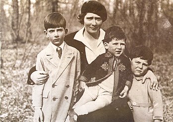 Kraljica Marija sa sinovima, prinčevima Petrom, Tomislavom i Andrejom