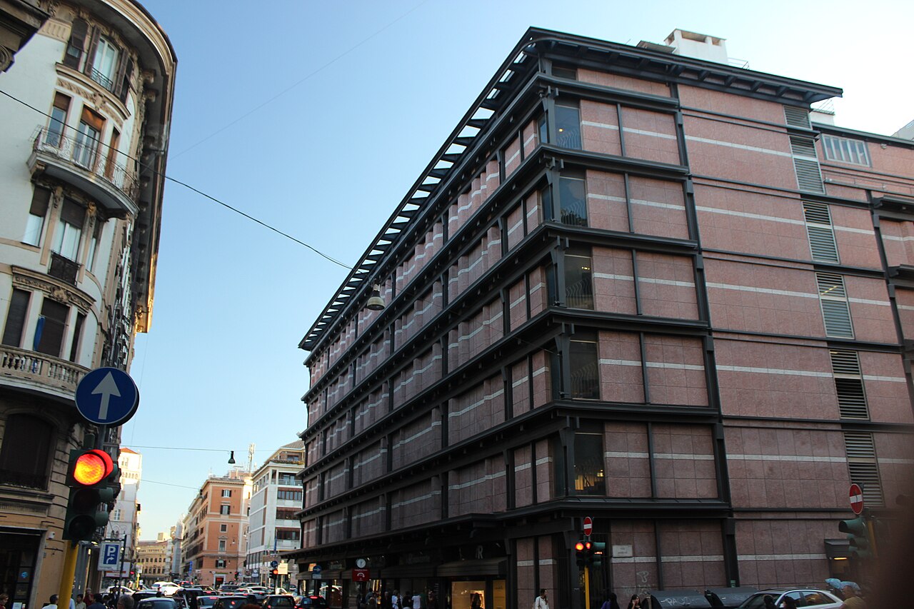 File:La Rinascente di Via Fiume, palazzo con addobbi natalizi (2013).jpg -  Wikipedia
