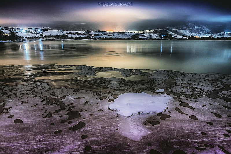 File:Lago del Pantano ghiacciato 2.jpg