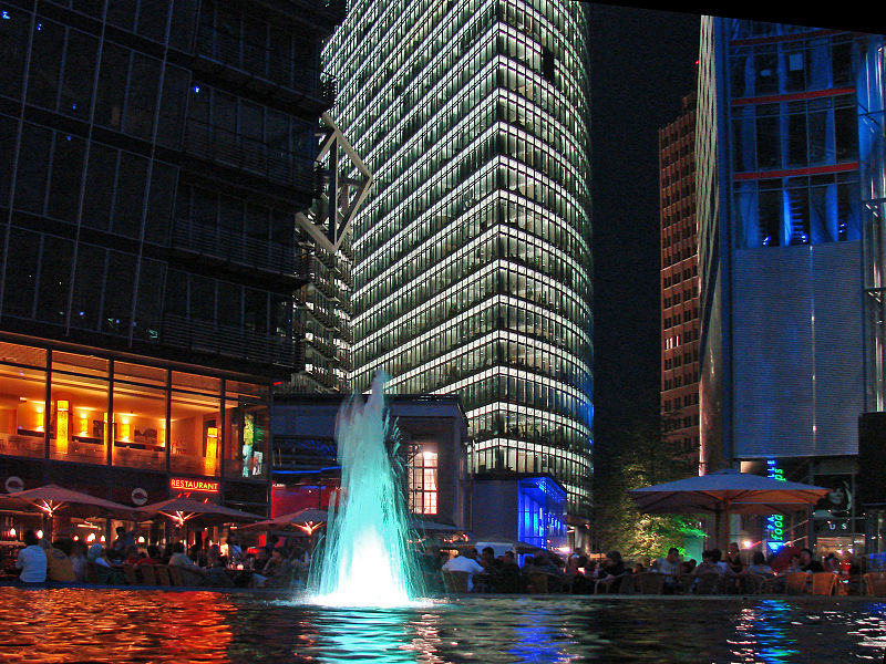 File:Le Sony Center de nuit (Berlin) (2702645695).jpg