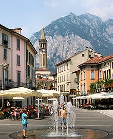 Piazza XX Settembre, e sullo sfondo il monte San Martino