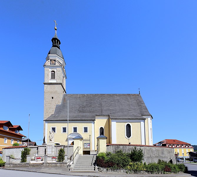 File:Lengau - Kirche.JPG