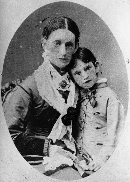 File:Lilie Stevenson and her mother.jpg