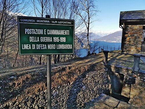 La ligne sur les hauteurs de Menaggio avec le lac de Côme dans le fond (province de Côme, Lombardie).