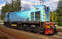 Az Ukrán Vasutak TEM2M típusú mozdonya Vinnicja vasútállomásán