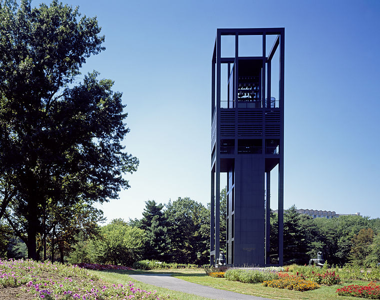 File:Looking W at Netherlands Carillon - GW Memorial Parkway - Arlington VA USA - between 1980 and 2006.jpg