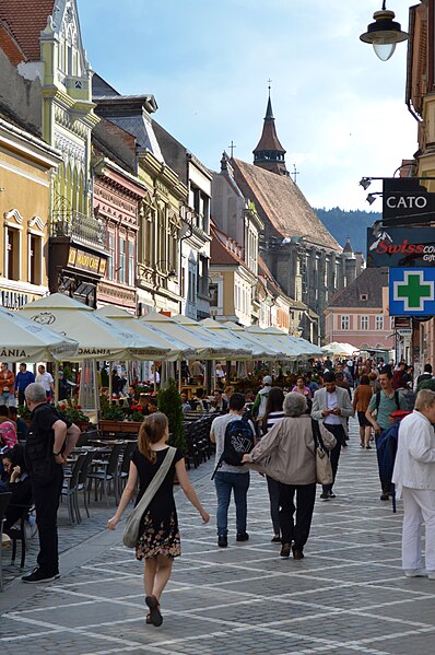 File:Looking down Strada Republicii, Brașov, 2017.jpg