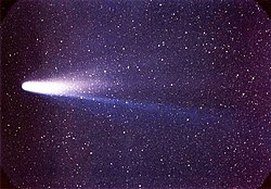 哈雷彗星的彩色影像，顯示平直的飛向左邊的天空。