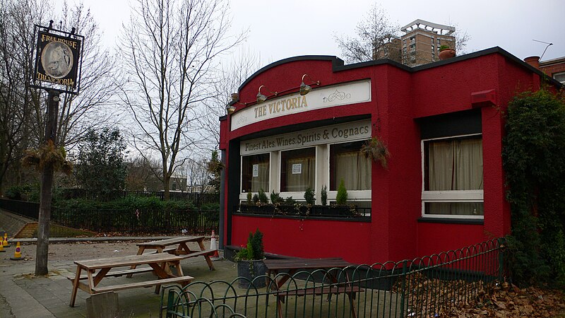 File:Lubetkin Dorset Estate pub.jpg