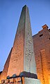 Osvetljen granitni obelisk