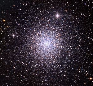 Aufnahme des Kugelsternhaufens Messier 15 mithilfe des 81-cm-Spiegelteleskops des Mount-Lemmon-Observatoriums bei einer Belichtungszeit von 2 Stunden je Farbkomponente. Die Bildhöhe beträgt etwa 20 Bogenminuten.