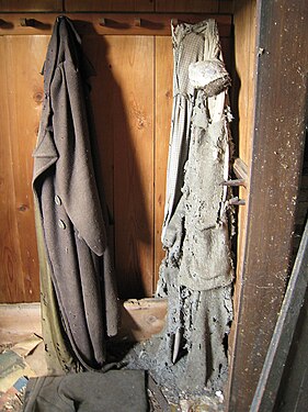 Von Motten zerfressene Wollmäntel in einem vor ca. 60 Jahren verlassenen Holzhaus in Grötsch in der Südsteiermark