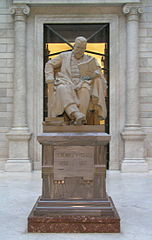 Estatua del erudito español Marcelino Menéndez y Pelayo.