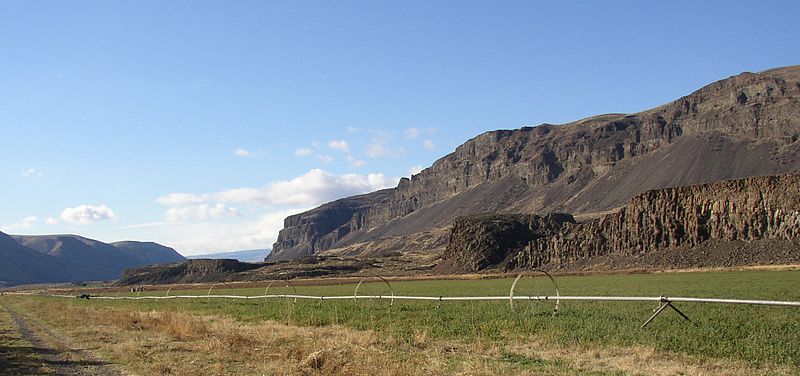 File:Mid-Moses Coulee PB110010.JPG