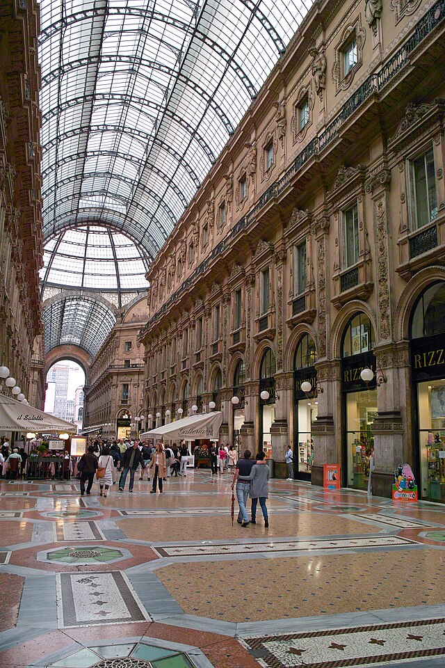 Galleria Vittorio Emanuele II à Milan.\n (définition réelle 1 760 × 2 640)