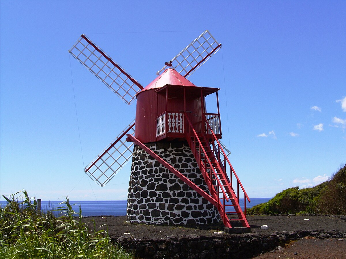 File:Moinho de vento no Lugar do Pico Vermelho Bretanha San Miguel  Azores.jpg - Wikipedia