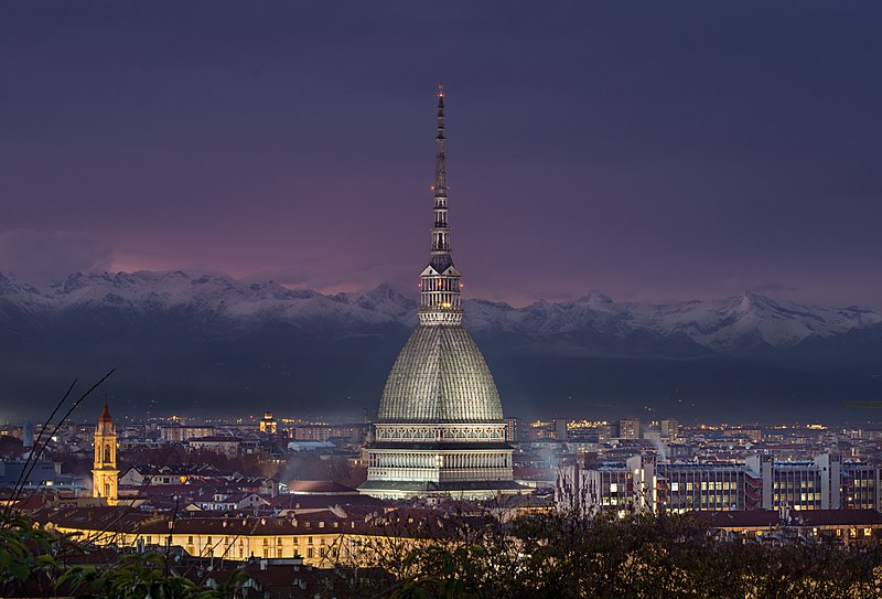 File:Mole Antonelliana di sera.jpg