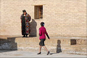 Mondialisation (Khiva, Ouzbékistan) (5586952294).jpg