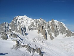 Monblāns ar Monte Maudit un Mont Blanc du Tacul labajā pusē (Itālijas pusē)