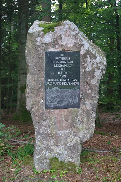 File:Monument érigé en souvenir de l'incinération du drapeau de 154e RI par ses officiers..JPG