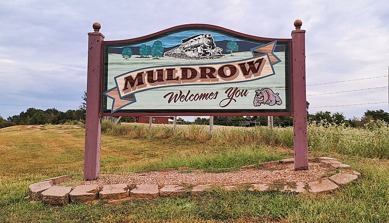 File:Municipal welcome sign, Muldrow, Oklahoma, 2023-09-11, TJ 01.jpg