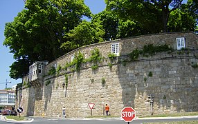 Murralla que arrodea o xardín de San Carlos