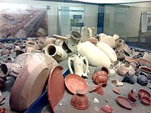 Alcuni reperti ritrovati durante gli scavi della stazione Municipio, esposti alla stazione Neapolis