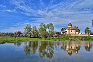 Панорама села з церквою та школою