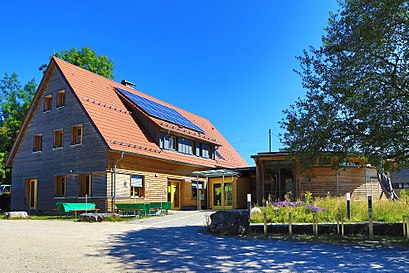 So kommt man zu Naturschutzzentrum Schopflocher Alb mit den Öffentlichen - Mehr zum Ort Hier