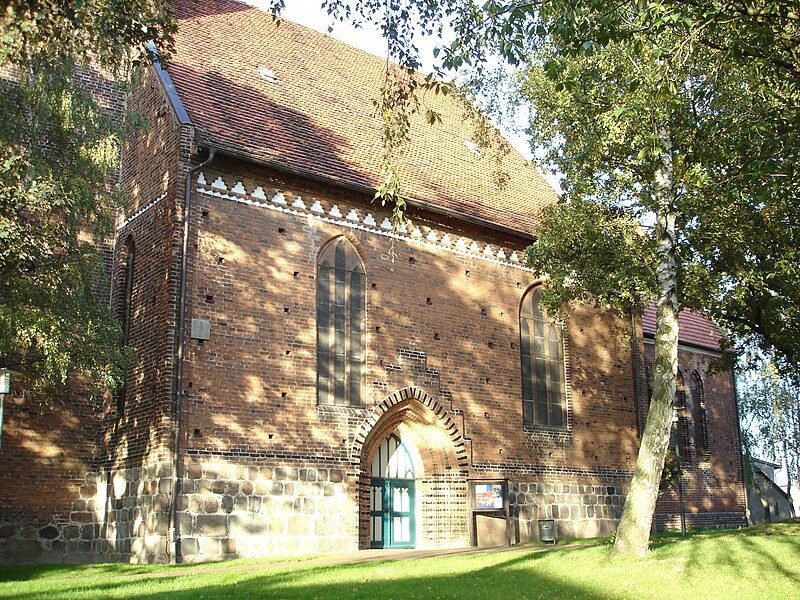 File:Neubukow Kirche 2.jpg