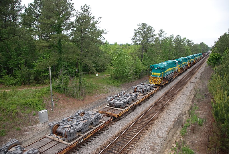File:New GE locomotives transported on flat cars for export • 12.jpg