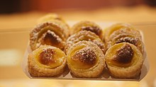 tarletettes di pasta sfoglia ripiene di crema pasticcera, di circa 3-4 cm di diametro