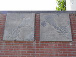 Nijmegen - Twee reliëfs van Peter van de Locht aan de keermuur van de Waalkade ter hoogte van de Oude Haven.jpg